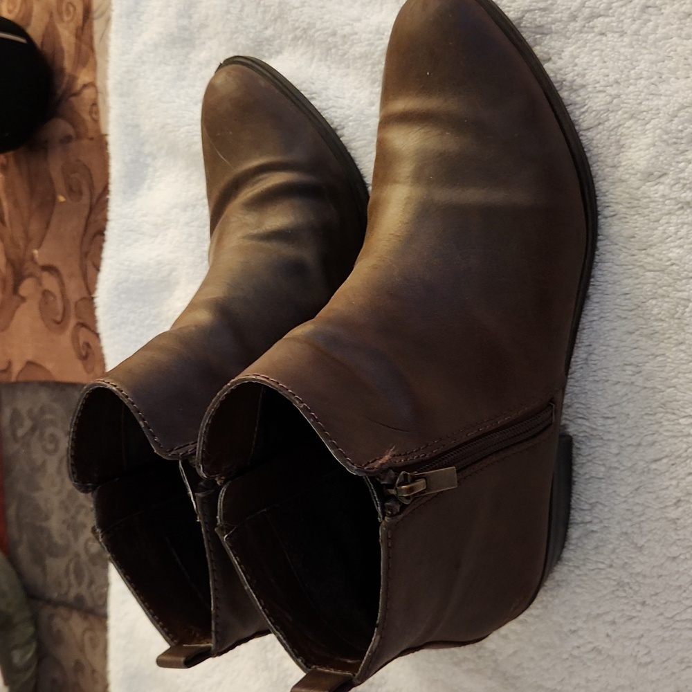 Womans sz 9 chaps brown low heel ankle boots